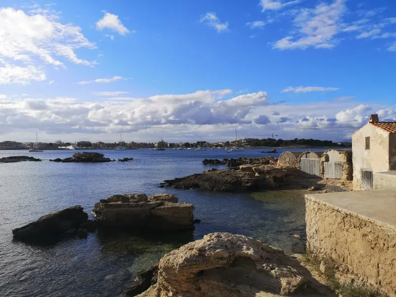Fischerhäuser in Colonia de Sant Jordi auf dem Weg zum Strand Es Carbo