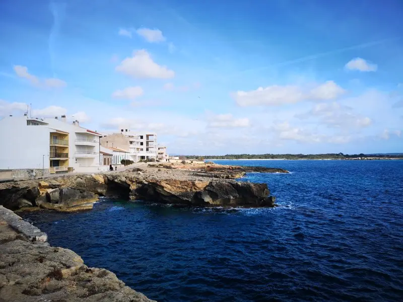 Häuser an der Küste Colonia de Sant Jordi