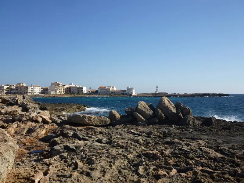 Spaziergang an der Küste in Colonia de Sant Jordi