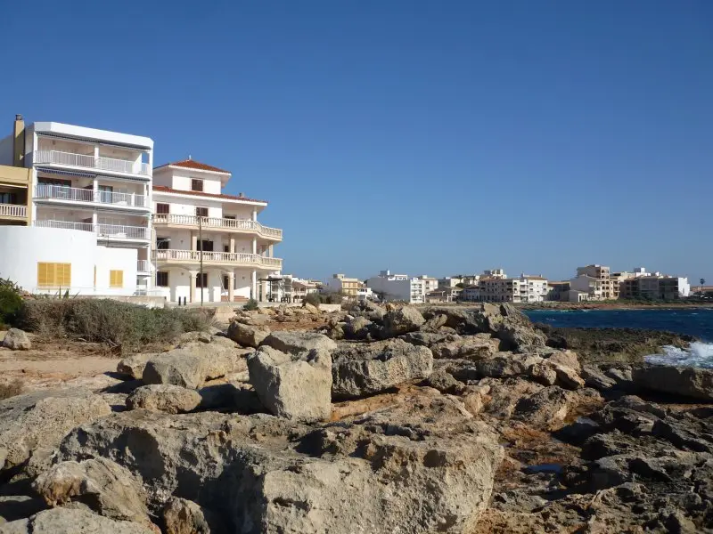 typische Wohnhäuser an der Küste in Colonia de Sant Jordi
