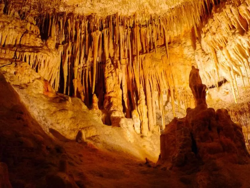 Tropfsteine in den Coves del Drac Drachenhöhlen Mallorca