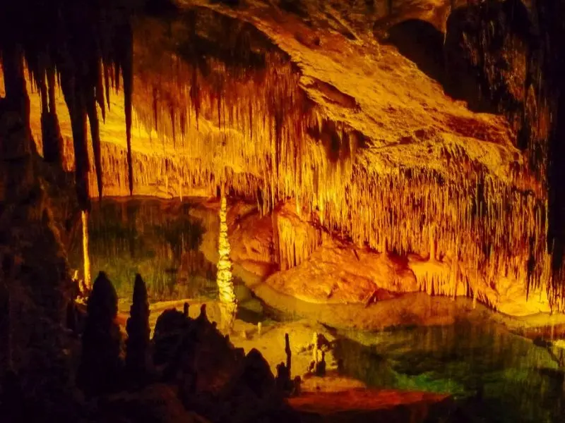 unterirdischer See in den Coves del Drac Drachenhöhlen Mallorca