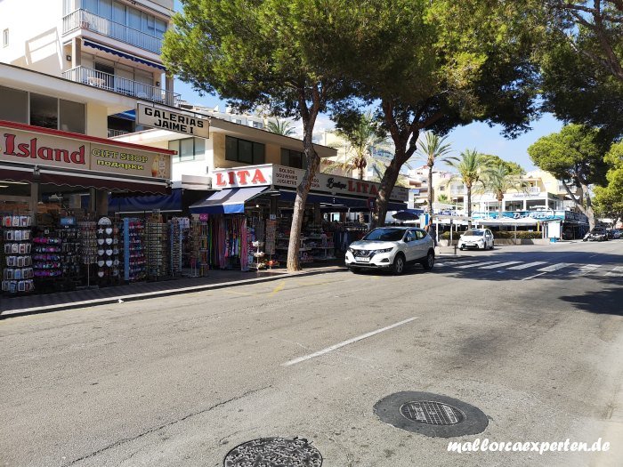 Straße in Palmanova am Strand