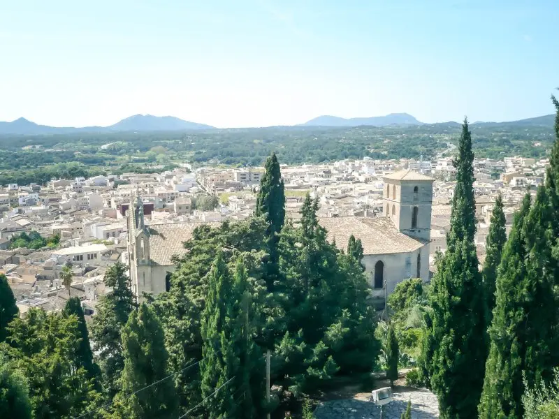 Blick von der Wallfahrtskirche auf Arta Mallorca