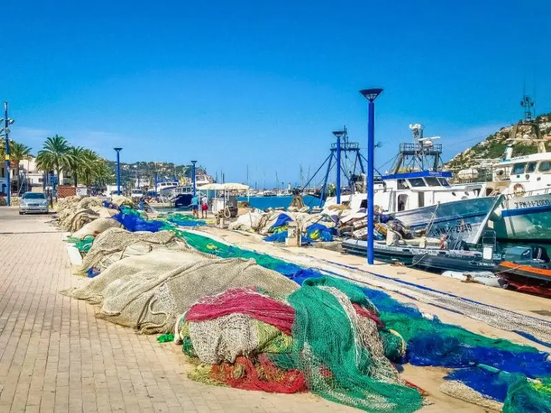Fischernetze im Hafen von Andratx