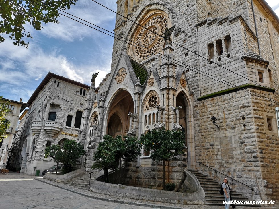 Banco de Soller und Kirche
