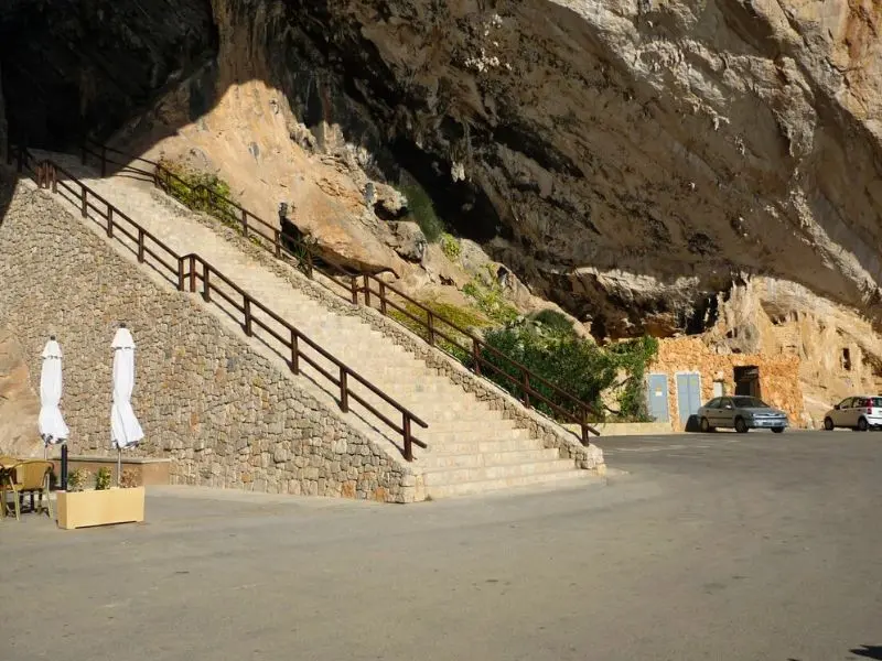 Eingang Coves d'Arta und Parkplatz