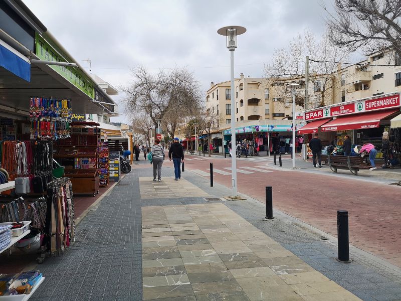 Einkaufsstraße Paguera Mallorca Winter