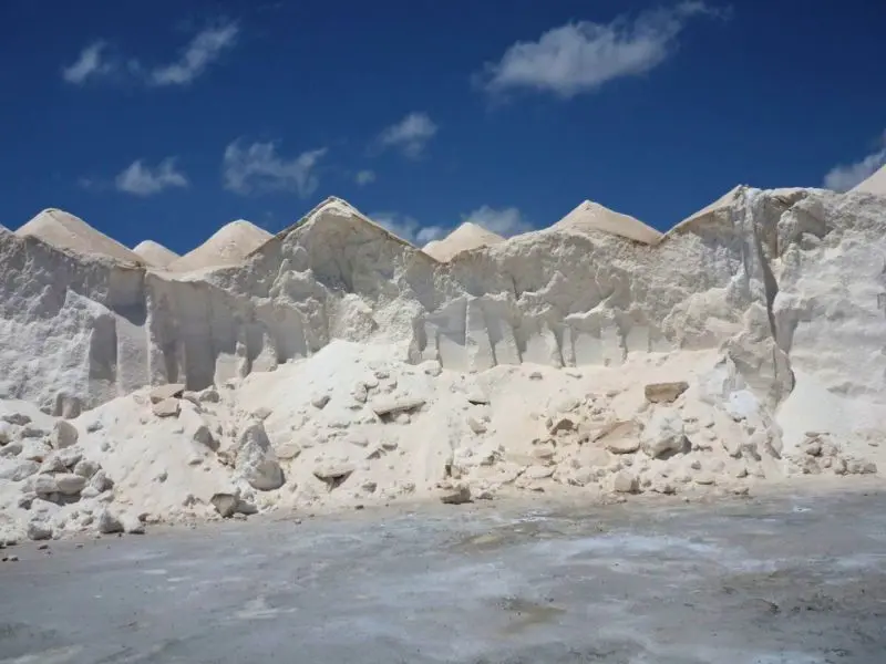 riesiger Salzberg an den Salinen von Es Trenc auf Mallorca