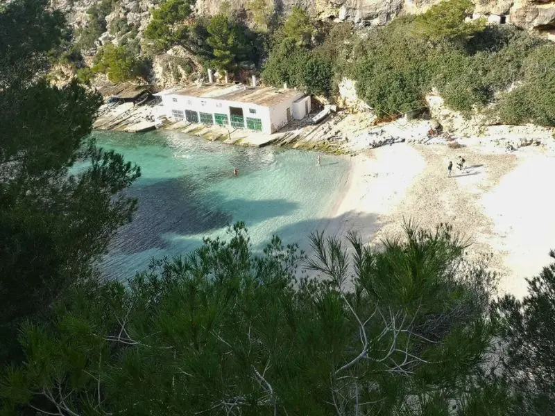 Strand der Bucht Cala Pi auf Mallorca