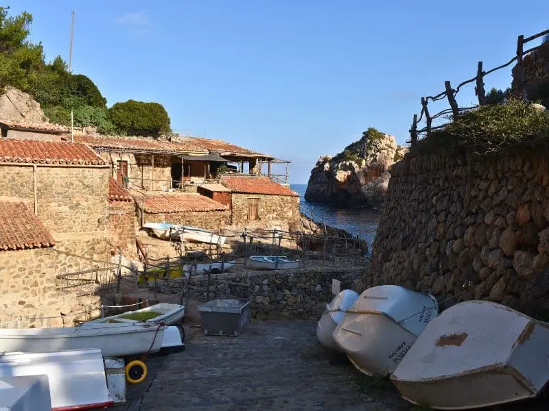 kleine Boote in der Cala Deià auf Mallorca