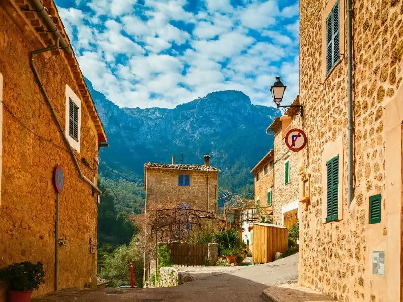 typische Steinhäuser in Deià