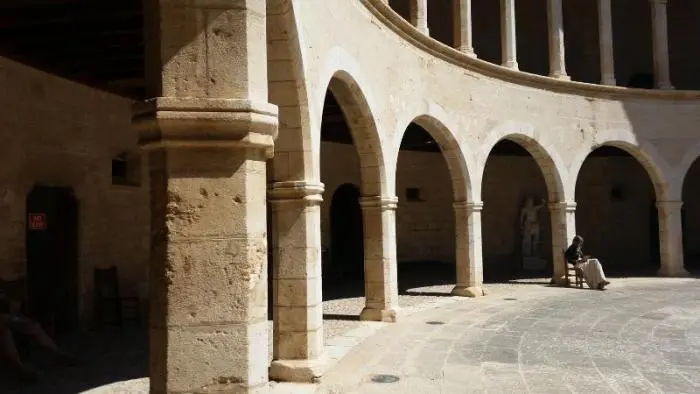 runder Innenhof des Castell Bellver in Palma
