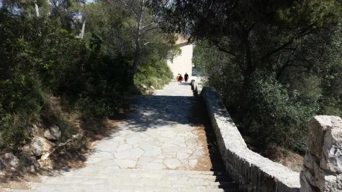 Fußweg mit Treppen am Schloss Bellver in Palma