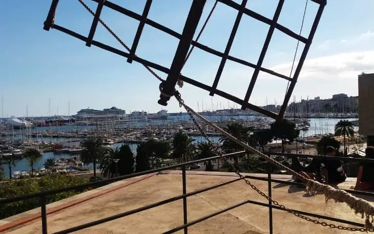 Blick vom Dach der Mühle in El Jonquet auf den Hafen in Palma