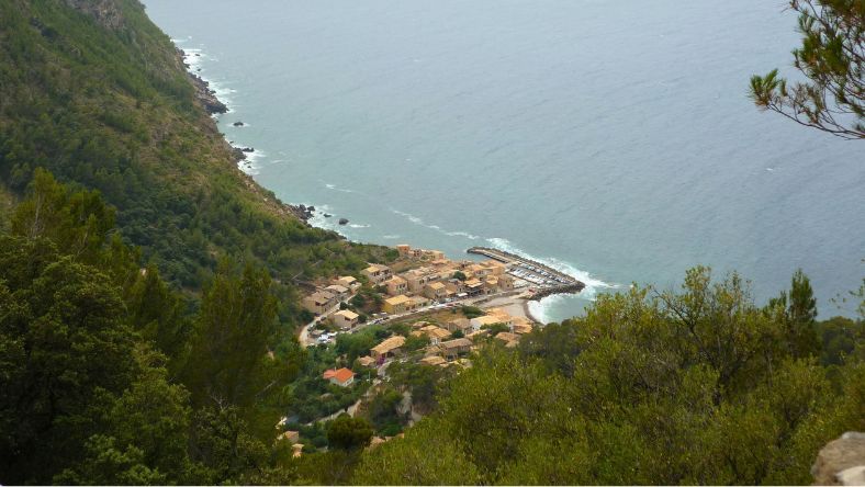 Blick auf Port de Valldemossa von Serpentinenstraße