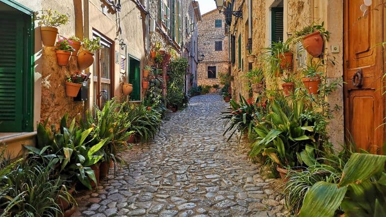 Valldemossa Gasse mit Blumentöpfen zum Geburtshaus von Santa Catalina Tomas
