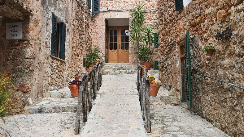 typische Steinhäuser mit Blumentöpfen in Valldemossa