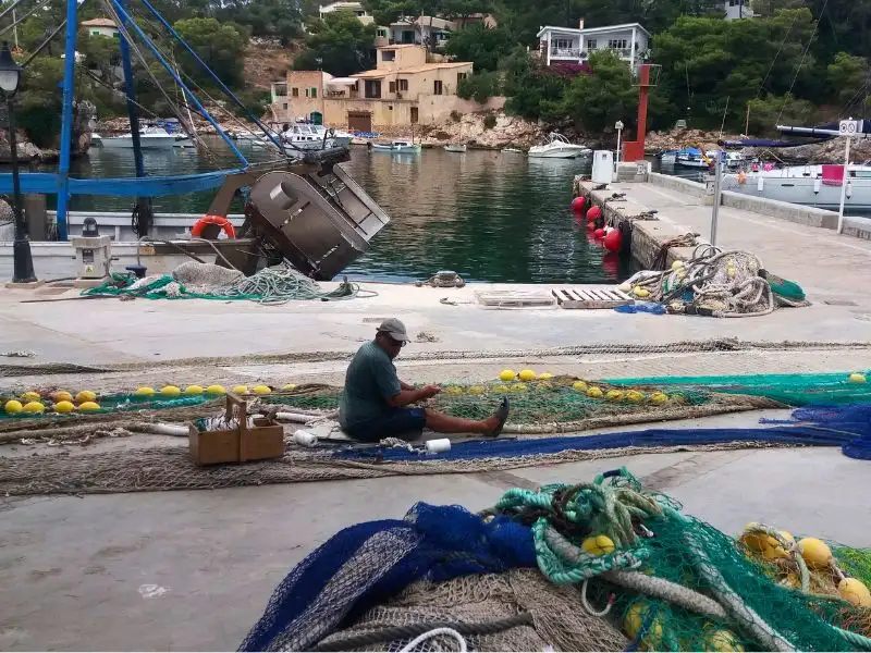 Fischer repariert Netz in Cala Figuera