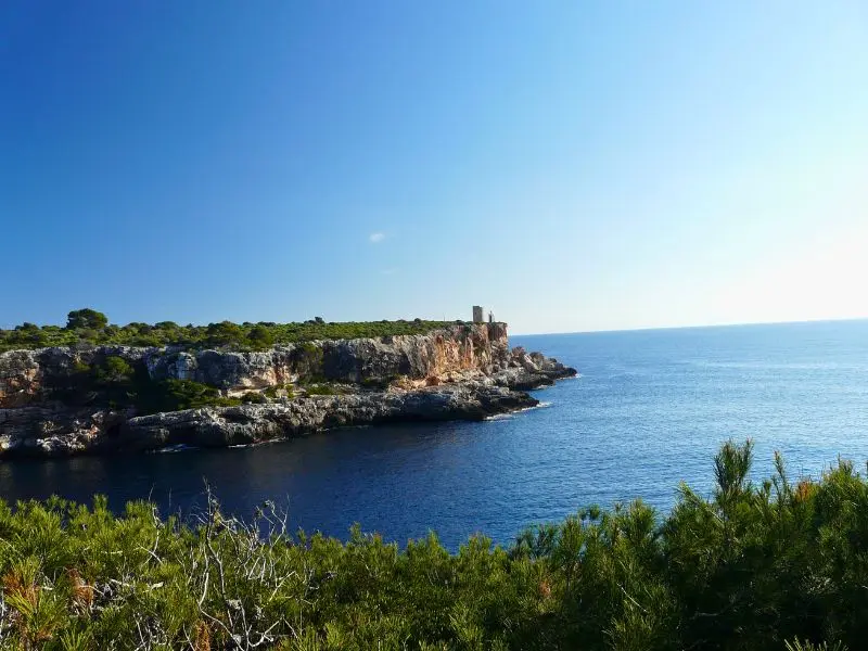 Blick auf Wachturm von Cala Figuera