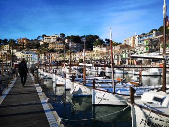 Spaziergang zwischen den Booten in Port de Soller