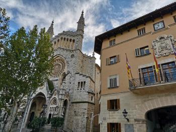 Rathaus und Kirche in Soller Altstadt