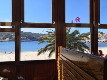 Straßenbahn in Port de Soller am Strand