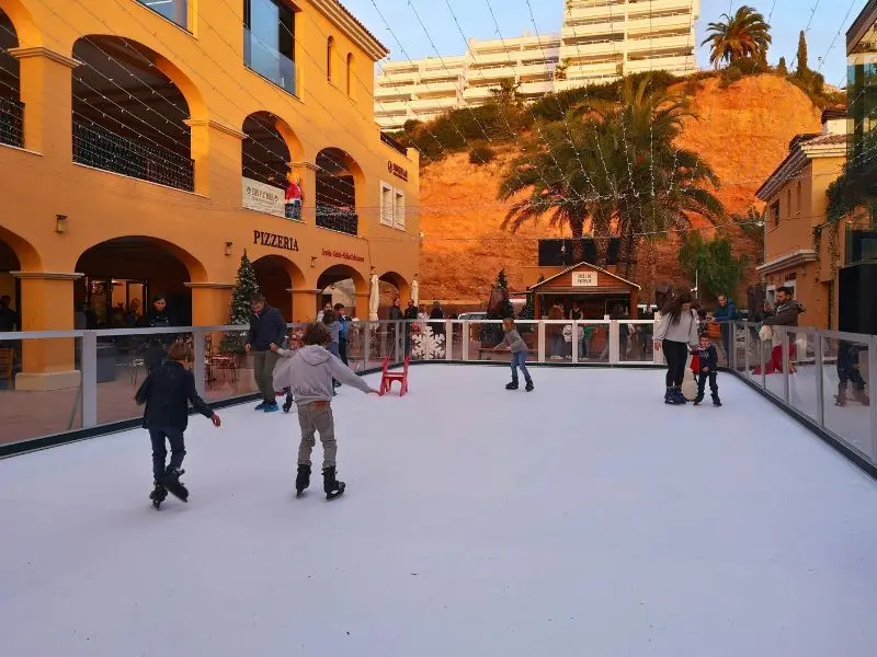 Eislaufbahn Weihnachtsmarkt Portals