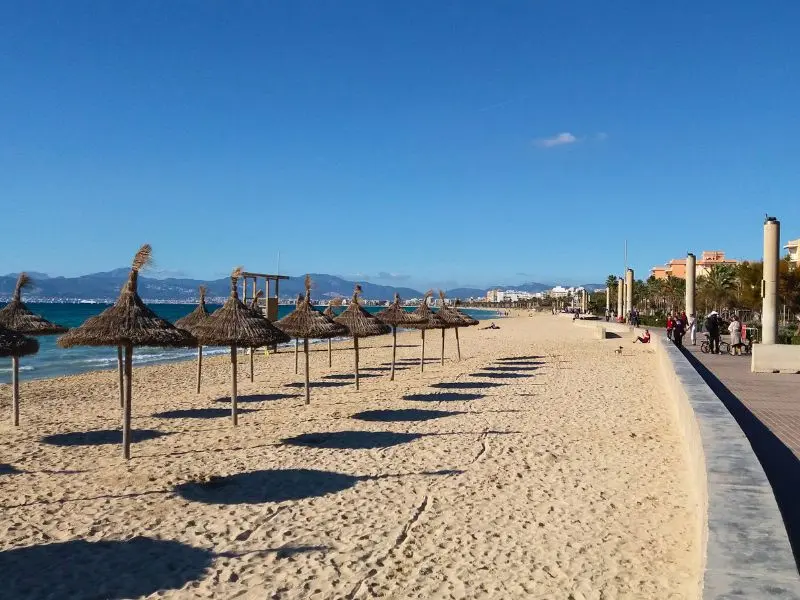 Sonnenschirme an der Playa de Palma