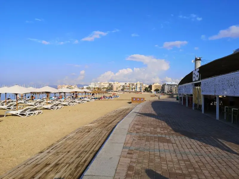 Strandliegen an der Playa de Palma