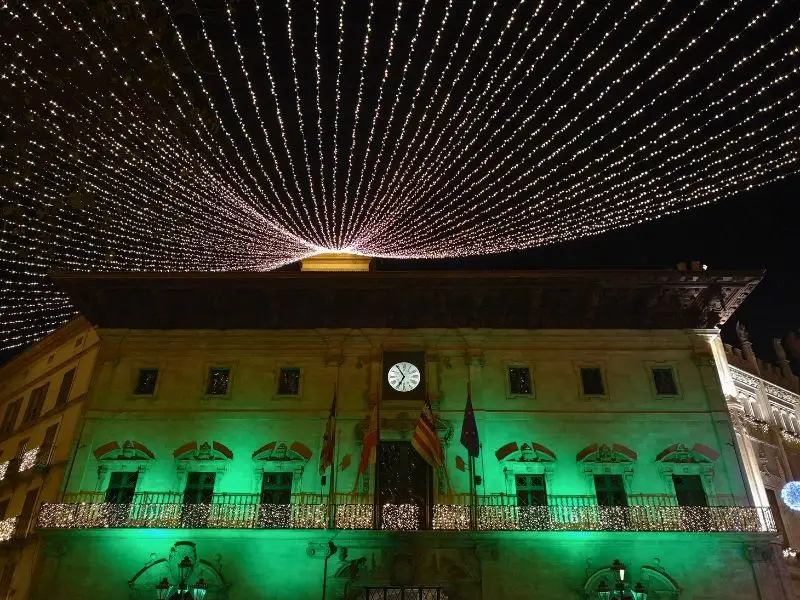 Weihnachtsbeleuchtung am Rathaus in Palma de Mallorca