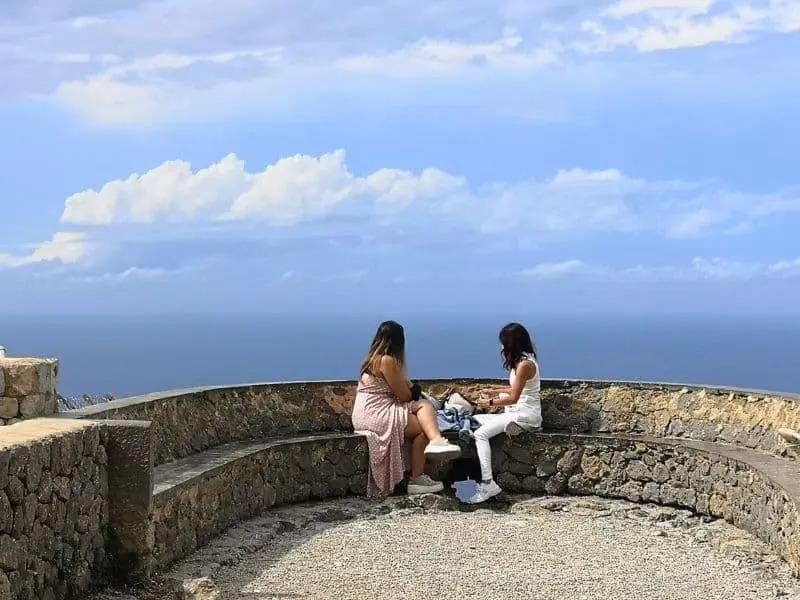 Aussichtsplattform Sa Foradada mit Sitzgelegenheiten